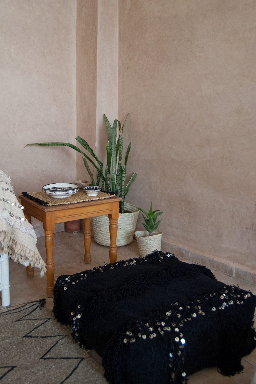 Black handira square moroccan pouf