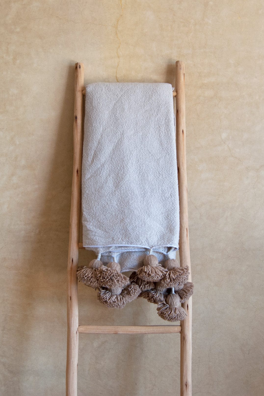 STONE_POM_POM_BEDSPREAD