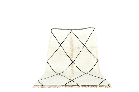 Beni Mrirt white black diamond moroccan rug standing