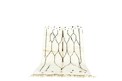 Beni Mrirt white black moroccan rug standing