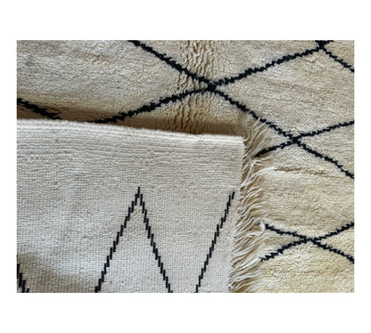 Beni ourain tight diamond white black rug back