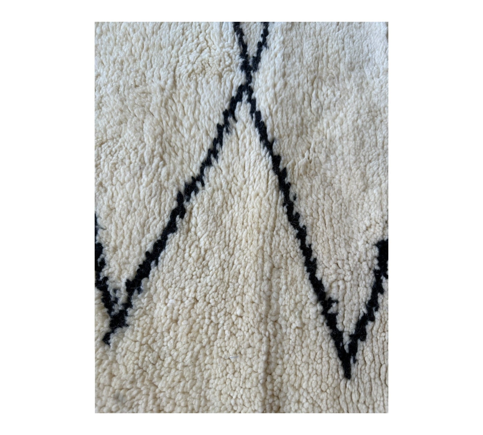 Beni ourain tight diamond white black rug closeup