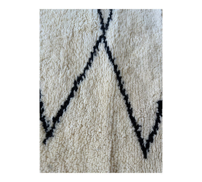Beni ourain tight diamond white black rug closeup