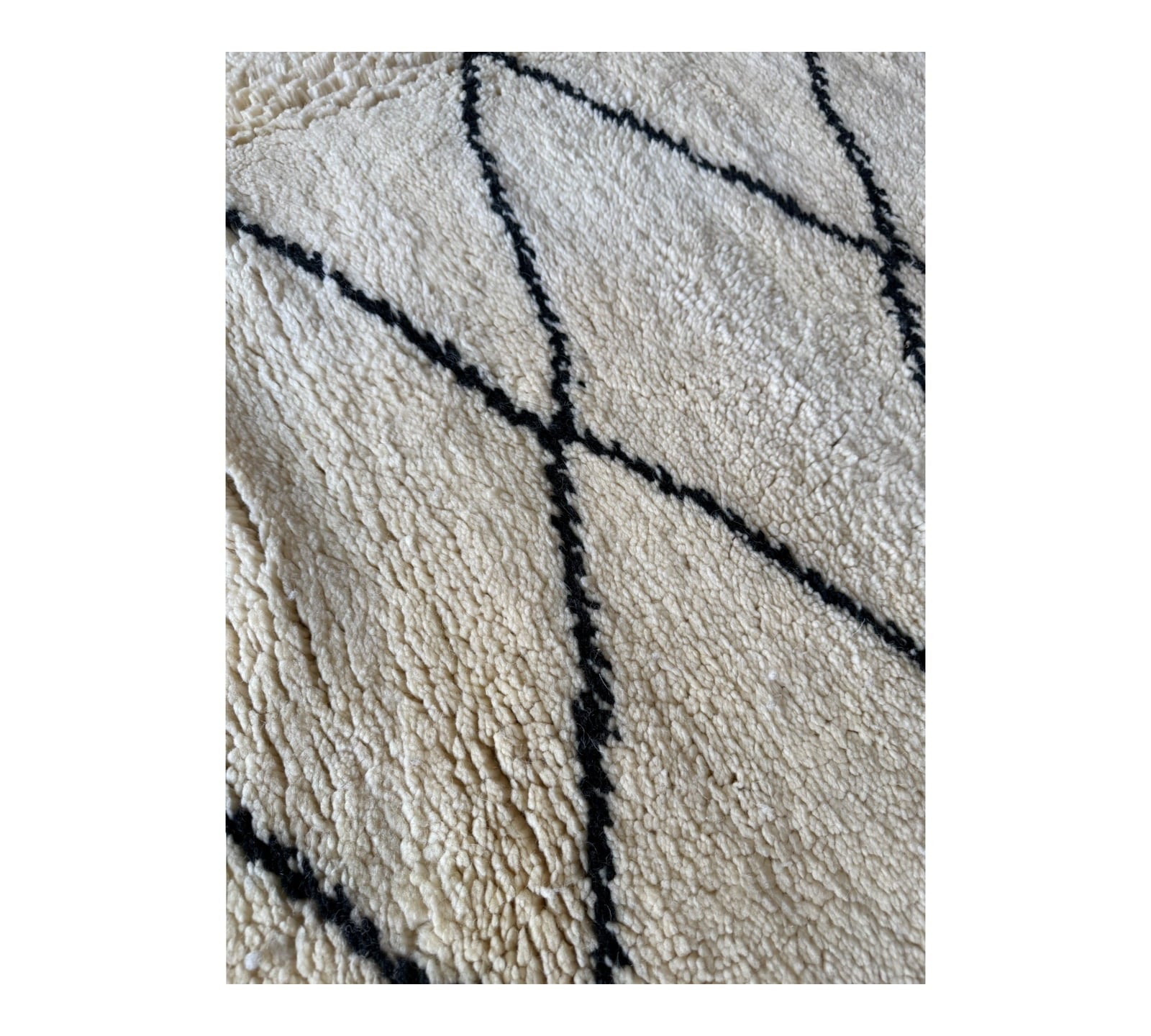 Beni ourain tight diamond white black rug closeup f