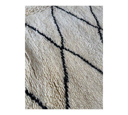 Beni ourain tight diamond white black rug closeup f
