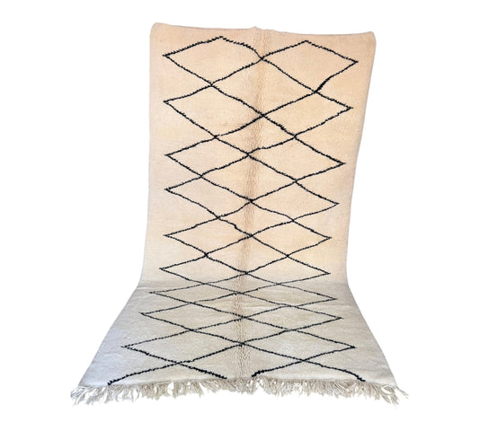 Beni_ourain_tight_diamond_white_black_rug_standing
