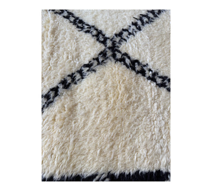 Double diamond beni ourain rug close up v