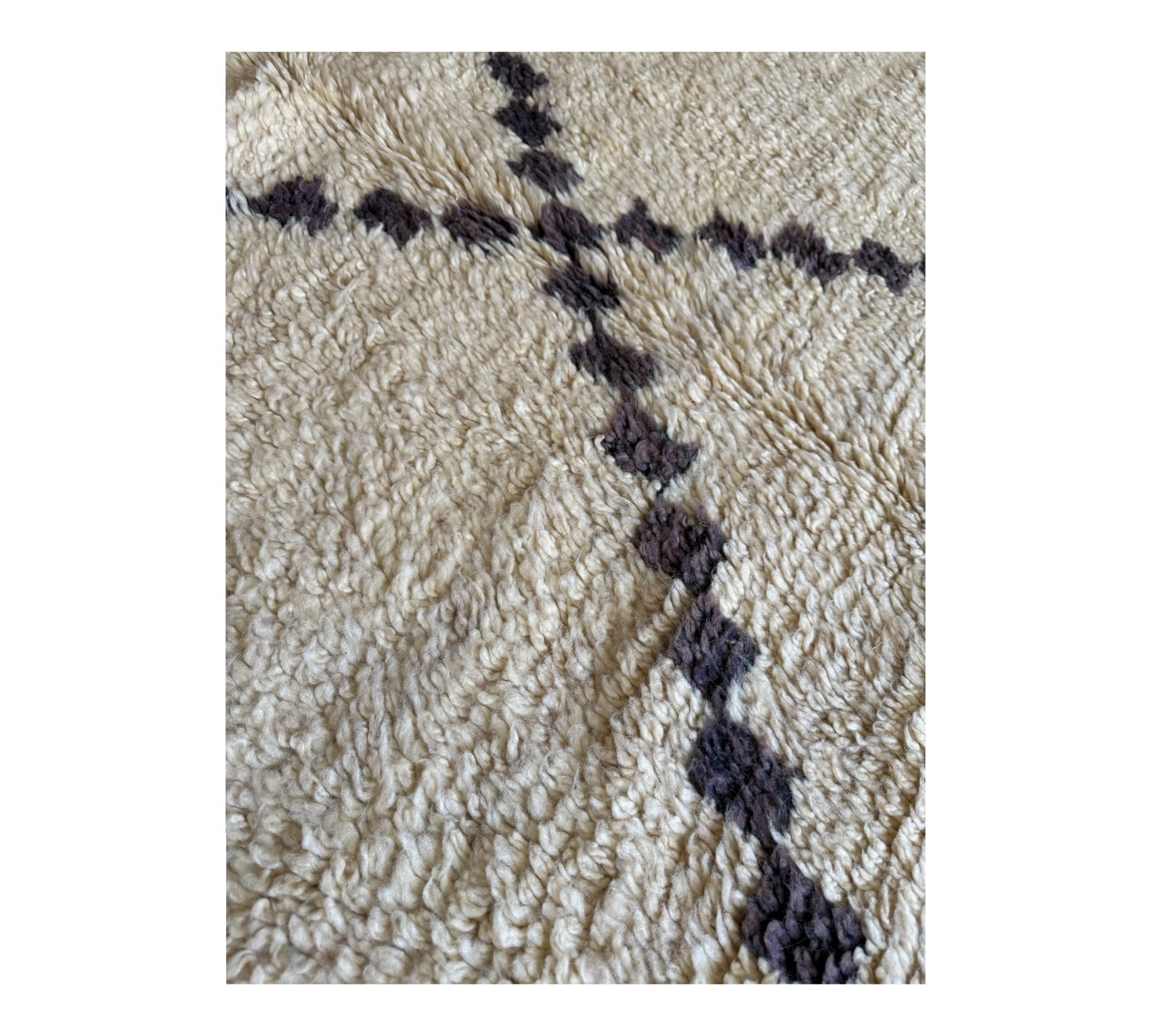 Moroccan vintage beni ourain rug white faded black close up 2
