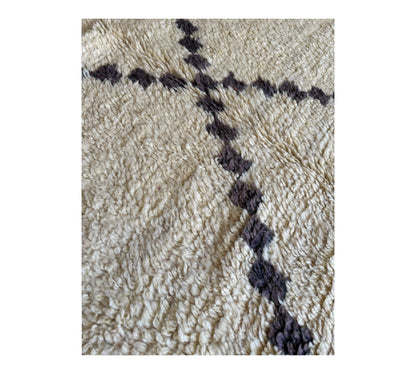 Moroccan vintage beni ourain rug white faded black close up 2