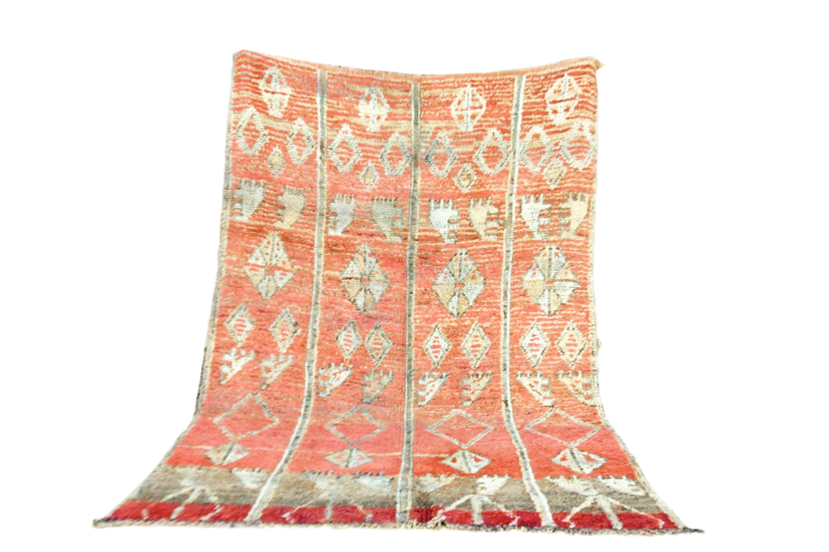 Pink blush vintage moroccan zemmour rug standing