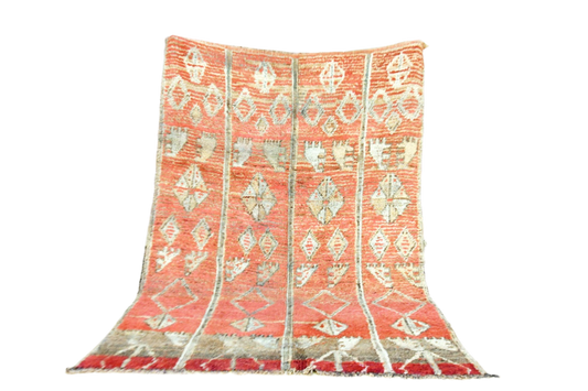 Pink blush vintage moroccan zemmour rug standing