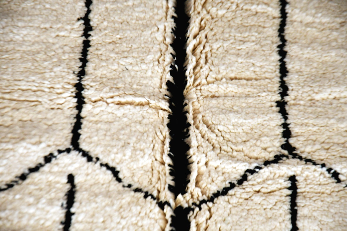 White black moroccan beni mrirt rug close up 1