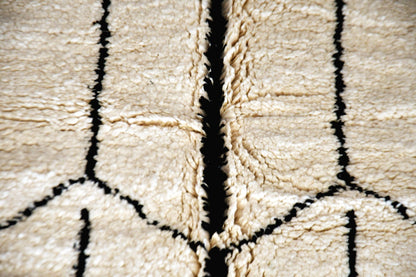 White black moroccan beni mrirt rug close up 1