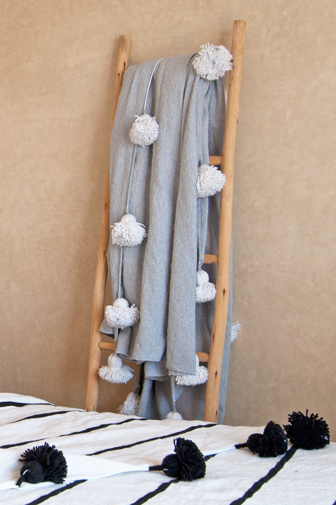 Grey White pompom bedspread lader