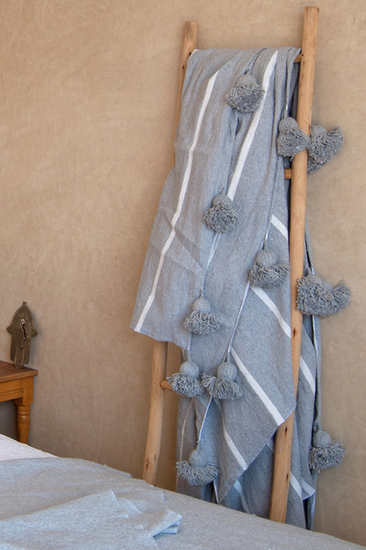 Grey White strip pompom bedspread lader