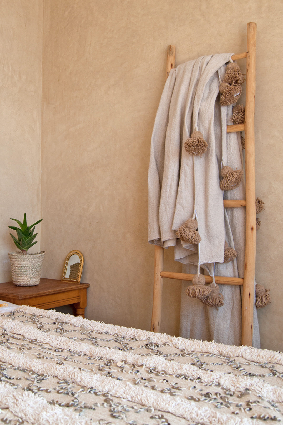 STONE_POM_POM_BEDSPREAD_LS