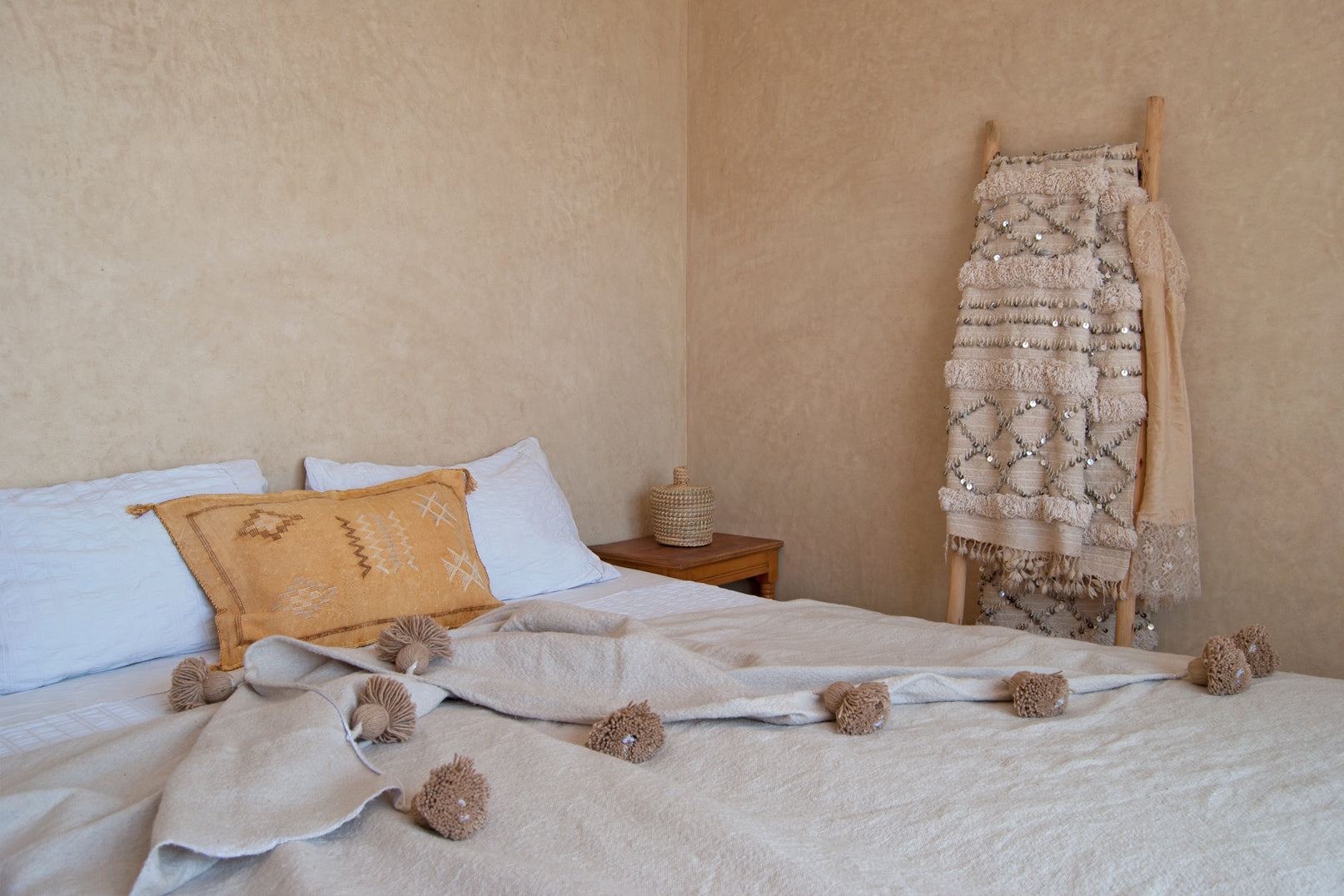STONE_POM_POM_BEDSPREAD_LS_2
