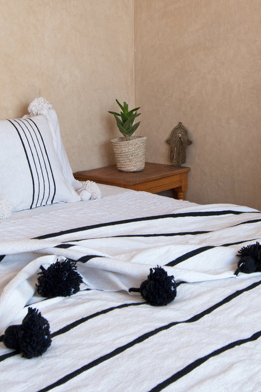 WHITE_BLACK_STRIPE_POM_POM_BEDSPREAD_LIFESTYLE_2